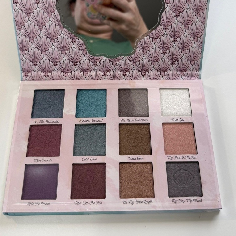 Disney Ariel Little Mermaid Eyeshadow Palette & Hyaluronic Under Eye‎ Mask Set - Picture 8 of 9